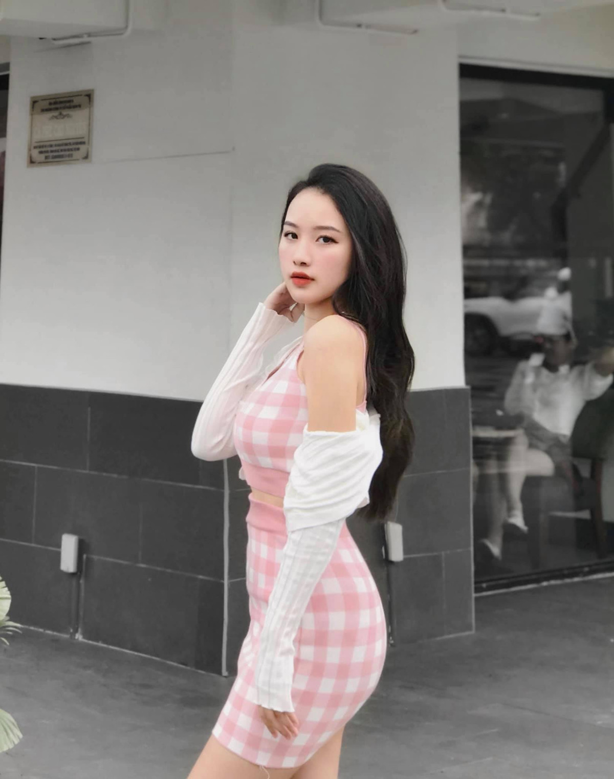 Nhận thức được lợi thế ngoại hình, Gia Tiên thường xuyên tự làm người mẫu ảnh cho những mẫu thời trang của chính cửa hàng mà cô làm chủ.