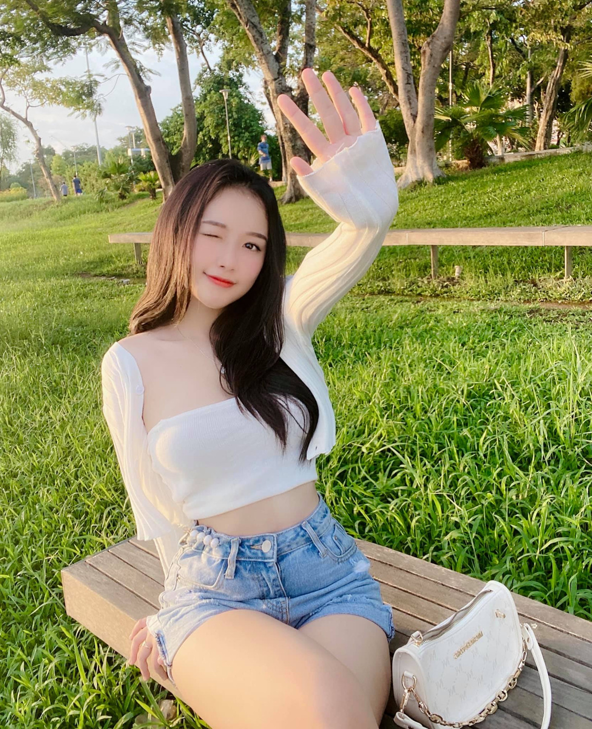 Gia đình, đặc biệt là mẹ cũng hỗ trợ, ủng hộ con gái rất nhiều. Ngoài việc kiếm thêm nguồn thu nhập vào thời gian rảnh, việc bán hàng giúp em năng động, hiểu biết tâm lý khách hàng hơn để phát triển niềm đam mê trong tương lai". Gia Tiên chia sẻ thêm.