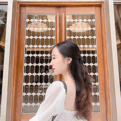 Dưới phần bình luận, người hâm mộ đã “thả tim” không ngớt cho tình cảm của đôi bạn trẻ và để lại nhiều bình luận tương tác.