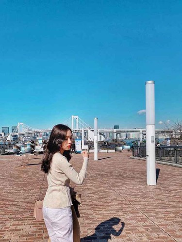 Thủ môn Đặng Tuấn Hưng trêu chọc đồng đội: “Sướng nhì thì không ai dám nhất”. Đáp lại lời bông đùa của đàn anh, Quan Văn Chuẩn khiêm tốn chia sẻ: “Bạn Hưng lại đùa tôi rồi”.