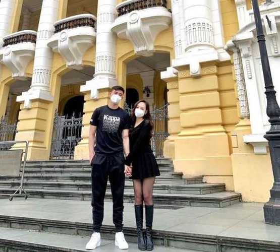 Mới đây, trên trang cá nhân, thủ môn đội tuyển U23 Việt Nam không ngần ngại công khai những khoảnh khắc hạnh phúc, ngọt ngào bên bạn gái.