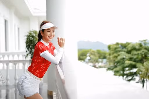 Nữ Golf thủ 8X cũng cho biết thêm mình không phải là người quá nóng vội trong việc chọn chồng con và cô vẫn đang tích cực làm các công việc mình yêu thích và chờ “tình yêu tới gõ cửa” vào một ngày đẹp trời nào đó.