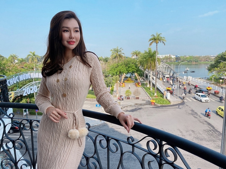 Còn về phương diện là một CEO, Hải Anh cũng là một phụ nữ vô cùng bận rộn với công việc khi thường xuyên phải điều hành bộ máy của công ty. Nhưng mỗi khi quá căng thẳng hoặc rảnh rỗi, cô nàng lại tìm đến với sân Golf để không chỉ hít thở không khí trong lành mà còn trau dồi kĩ năng "vung gậy" của mình.