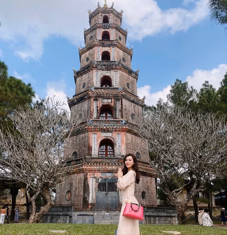 Golfer Hải Anh tên đầy đủ là Nguyễn Hải Anh, cô nàng không chỉ là một doanh nhân, Giám đốc thẩm mỹ viện, người đẹp Golf mà còn là nữ MC của các kênh truyền hình như VTC, An Ninh TV hay Style TV.