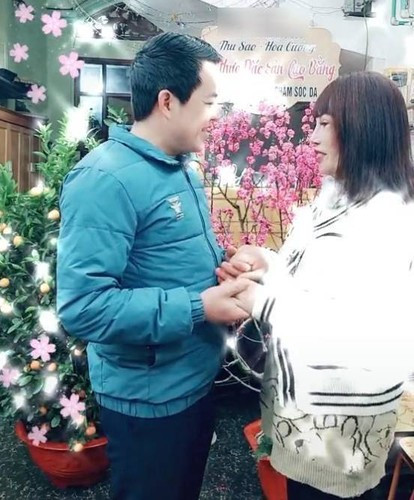 Tiếp đó, chị Thu Sao lại hâm nóng mạng xã hội khi tiết lộ việc chồng trẻ từng "đong đưa ong bướm" gái trẻ. Nhưng cuối cùng chị vẫn quyết định bỏ qua bởi ông xã đã biết sai và sửa chữa.