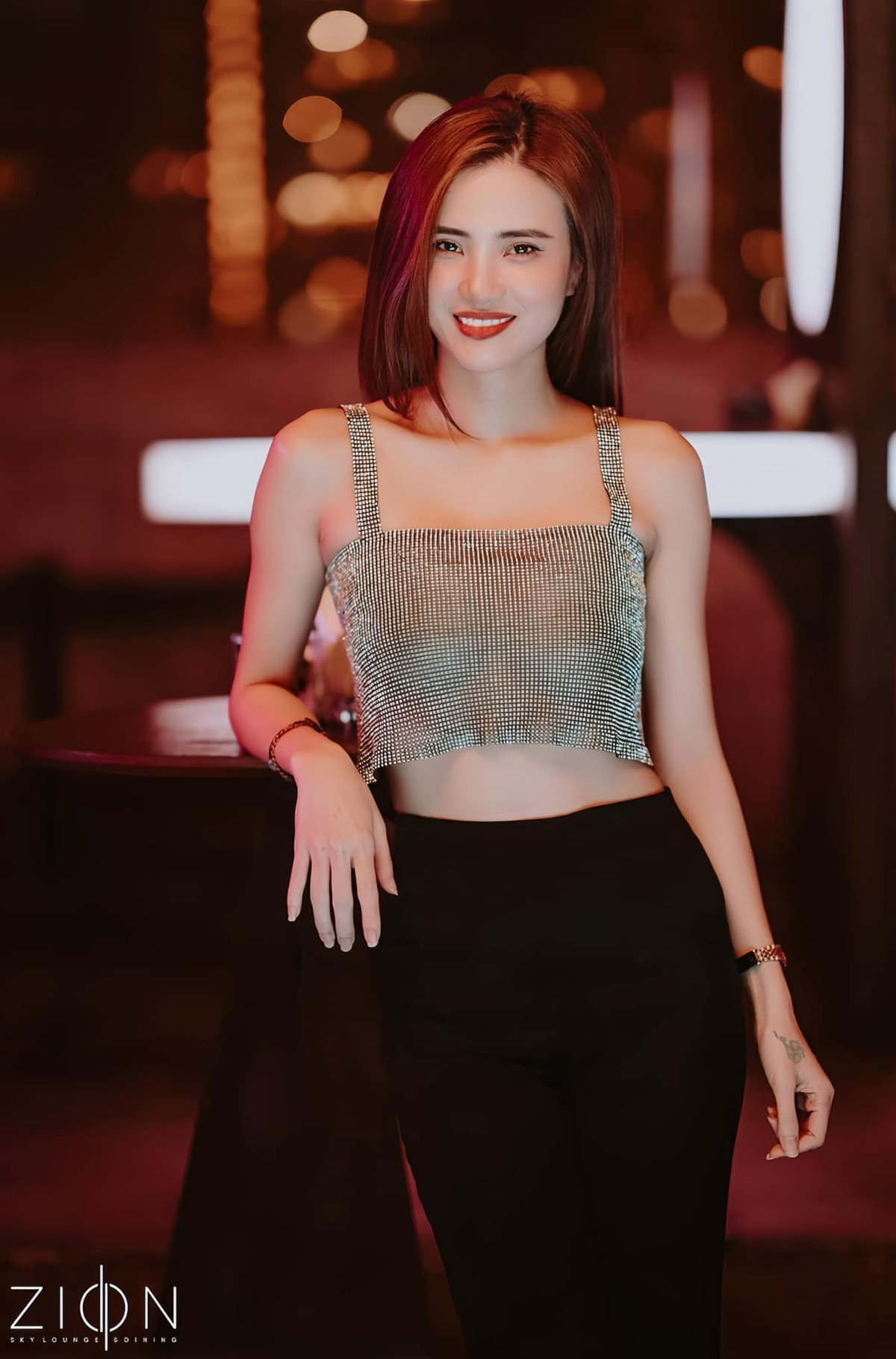 Em gái Công Vinh diện một chiếc đầm màu đen ngắn khoét sâu ở phần ngực đầy gợi cảm.
