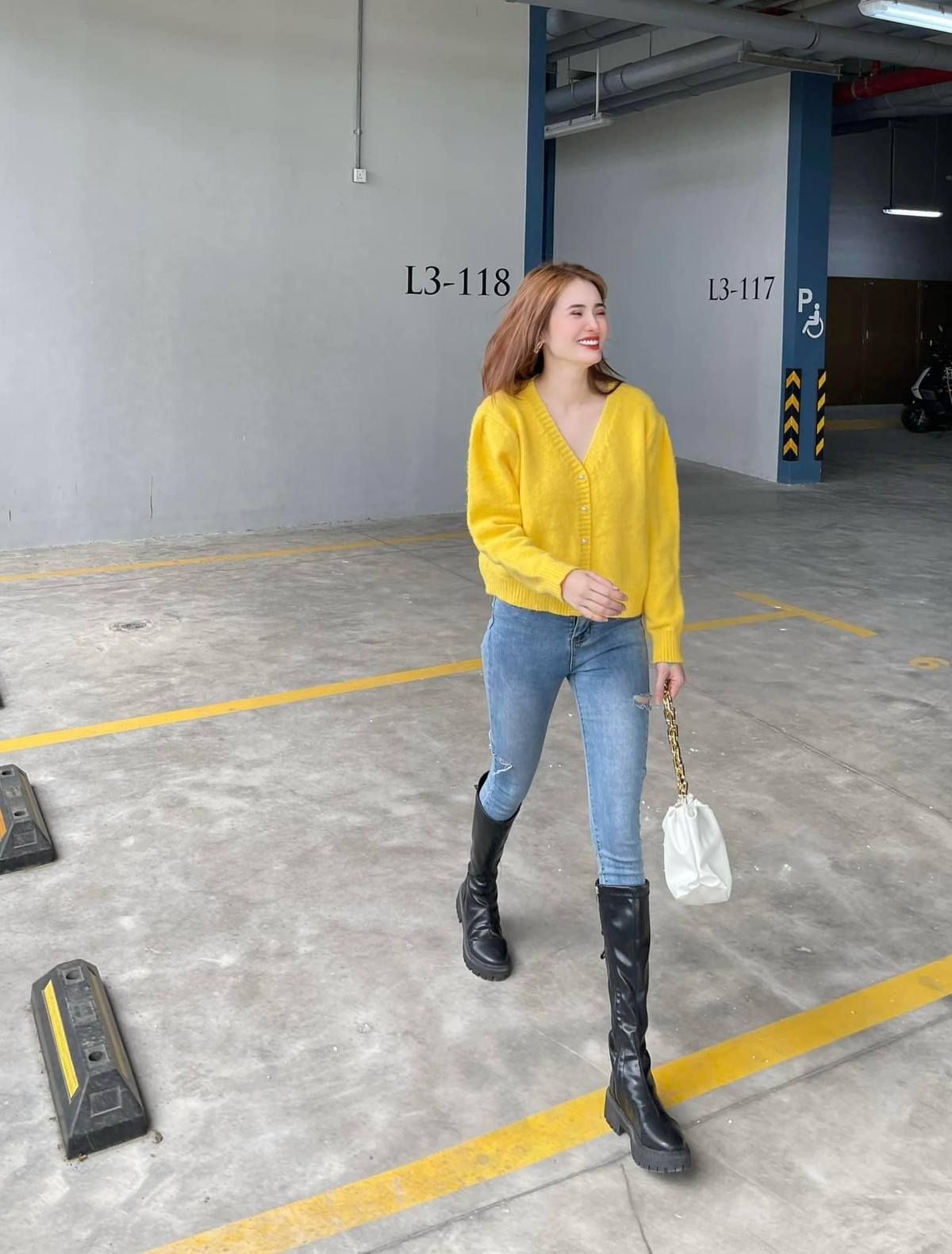 Trang phục chất liệu mỏng nhẹ với khoảng hở ở ngực, lưng và hai bên hông giúp em gái Công Vinh tôn thân hình cực quyến rũ.