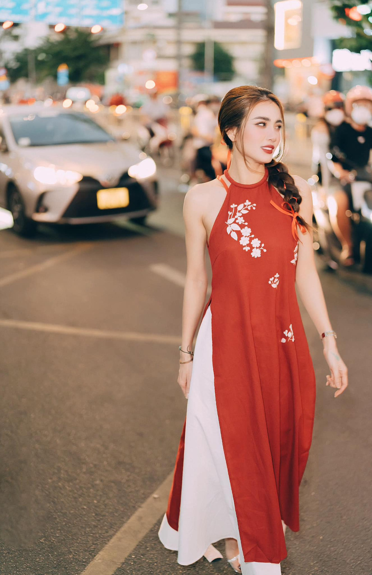 Lê Khánh Chi cũng có mối quan hệ rất tốt với vợ của Công Vinh là ca sĩ Thủy Tiên. Có thời điểm cô từng hỗ trợ công việc cho vợ chồng anh chị, cùng Thủy Tiên đi diễn show.