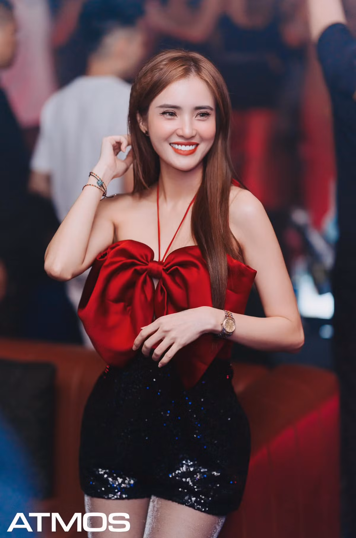 Đây dường như là “gu” ăn mặc yêu thích của Khánh Chi. Cô nàng từng nhiều lần diện những bộ đầm không nội y có kiểu dáng tương tự trong những sự kiện trước đây.