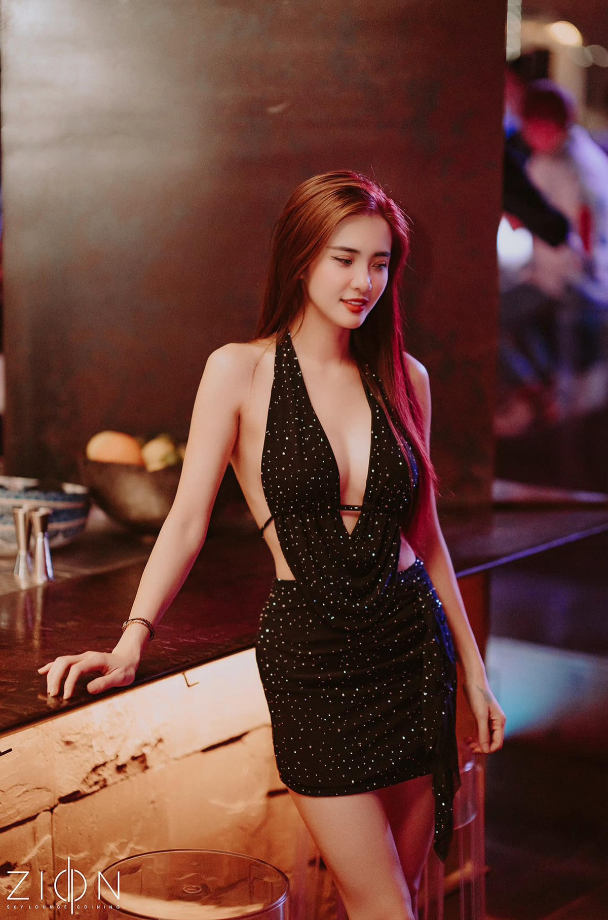 Đặc biệt có thời điểm Khánh Chi còn hoạt động nghệ thuật, thành lập một nhóm nhạc riêng. Tuy nhiên anh trai Công Vinh lại không ủng hộ cô vào showbiz vì sợ thị phi.