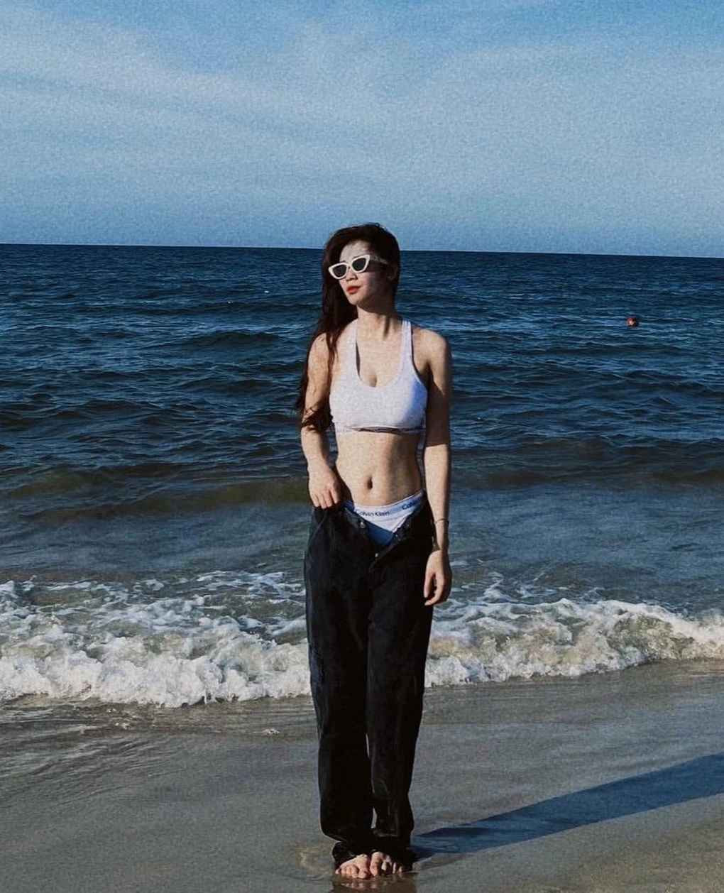 Như Tuyền sở hữu thân hình quyến rũ và nhan sắc ngọt ngào. Như Tuyền trông giống một người mẫu hơn là cầu thủ bóng đá.