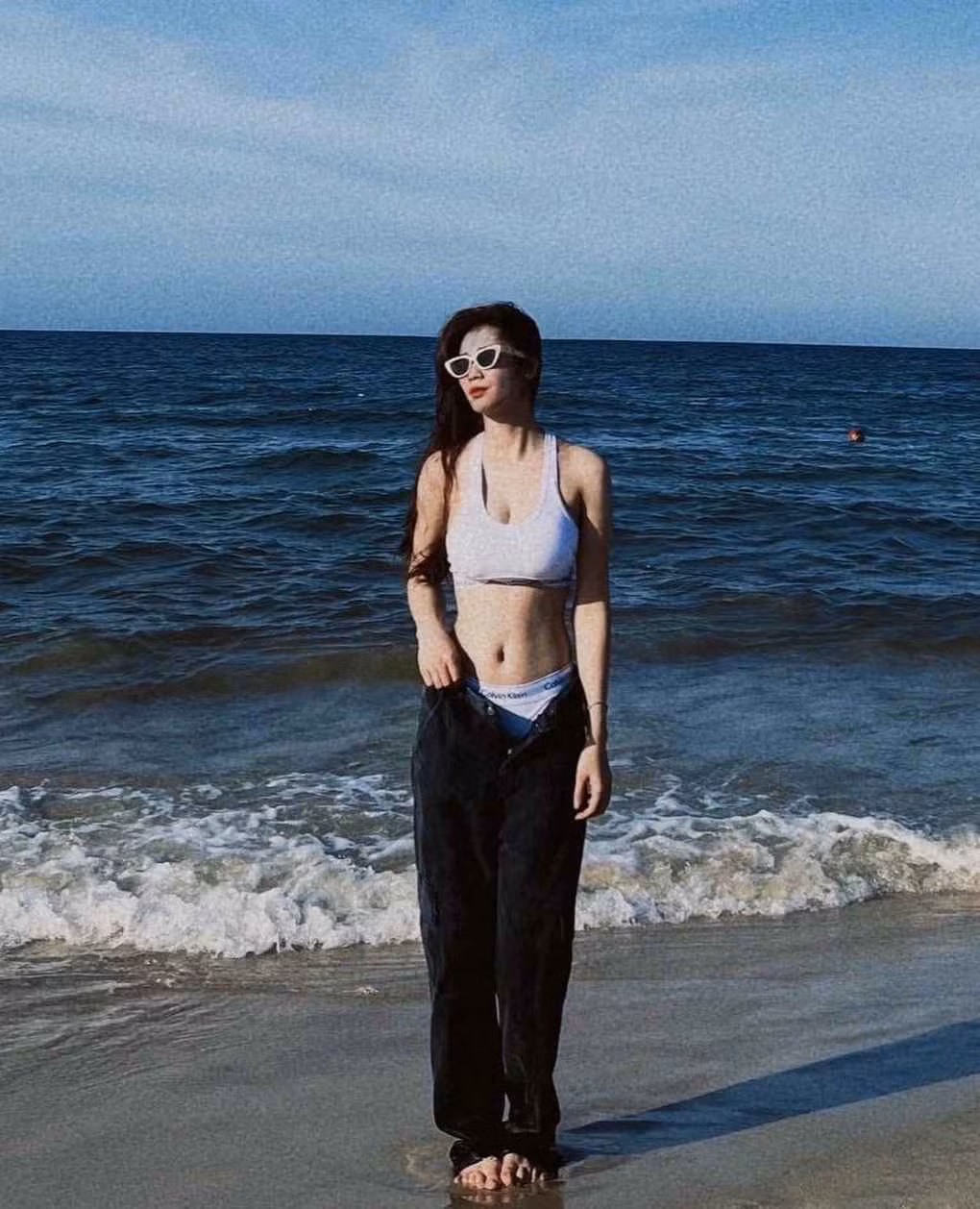 Như Tuyền sở hữu thân hình quyến rũ và nhan sắc ngọt ngào. Như Tuyền trông giống một người mẫu hơn là cầu thủ bóng đá.