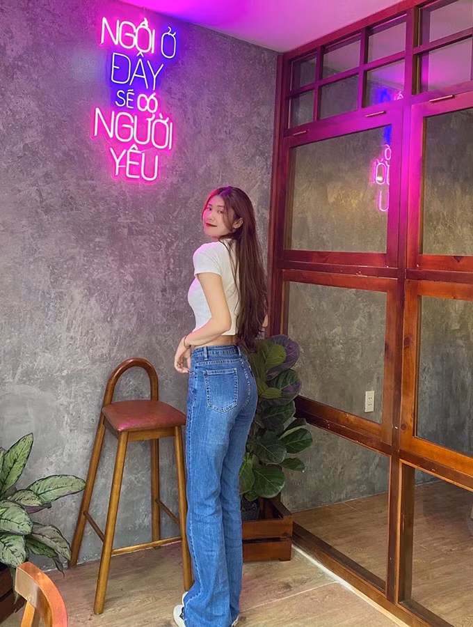 Trước đó vào năm 2002, cựu tuyển thủ U19 Việt Nam cũng là một hiện tượng mạng với loạt ảnh bikini khoe body không thể “cháy hơn”.