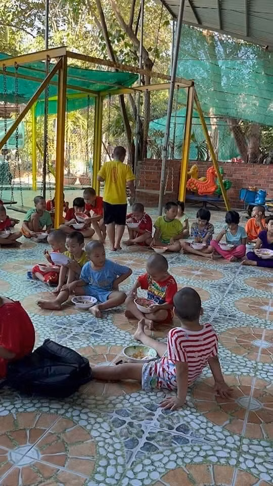 Chia sẻ trong video, Huỳnh Như nói: "Mọi người thấy đó nó rất là thấp mà Như thì muốn làm gì đó nó cũng phải thật chỉn chu, bởi người ta nói của cho không bằng cách cho... Như sẽ đập hết sau đó như sẽ xây cất lên để làm bếp ăn 0 đồng". Ảnh: YouTube Nguyễn Huỳnh Như