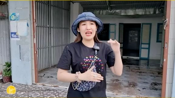 Cụ thể, chủ kênh TikTok đã đăng tải đoạn video clip để nói về ý định mua lại một căn nhà cũ làm bếp ăn 0 đồng, phục vụ những bữa ăn miễn phí cho những người có hoàn cảnh khó khăn ngay tại quê nhà của mình.