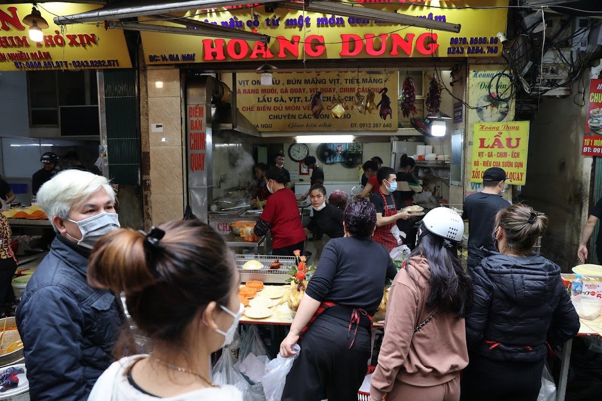 Do ảnh hưởng của dịch COVID-19, giá cả cũng đắt đỏ hơn, nhưng nhiều người vẫn sẵn sàng chi tiền triệu mua gà lễ bởi quan niệm sắm lễ phải đẹp mắt để bày tỏ lòng thành với ông bà, tổ tiên.