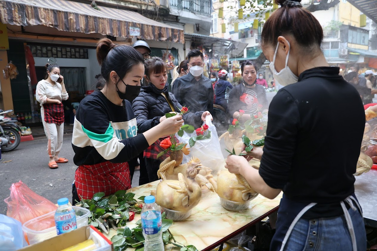 Những con gà được chọn làm gà cúng có mã đẹp, người làm phải cẩn thận để tạo dáng cho chúng.