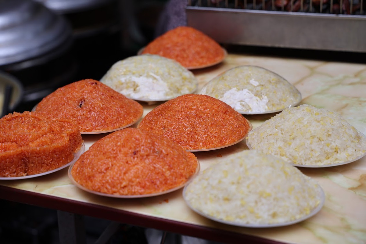 Chị Duyên một chủ cửa hàng bán gà cúng tại chợ Hàng Bè cho biết: "Trung bình ngày cao điểm cửa hàng bán từ 200-300 con gà. Tuy nhiên năm nay do ảnh hưởng của dịch COVID-19 nên lượng gà bán không được như những năm trước".