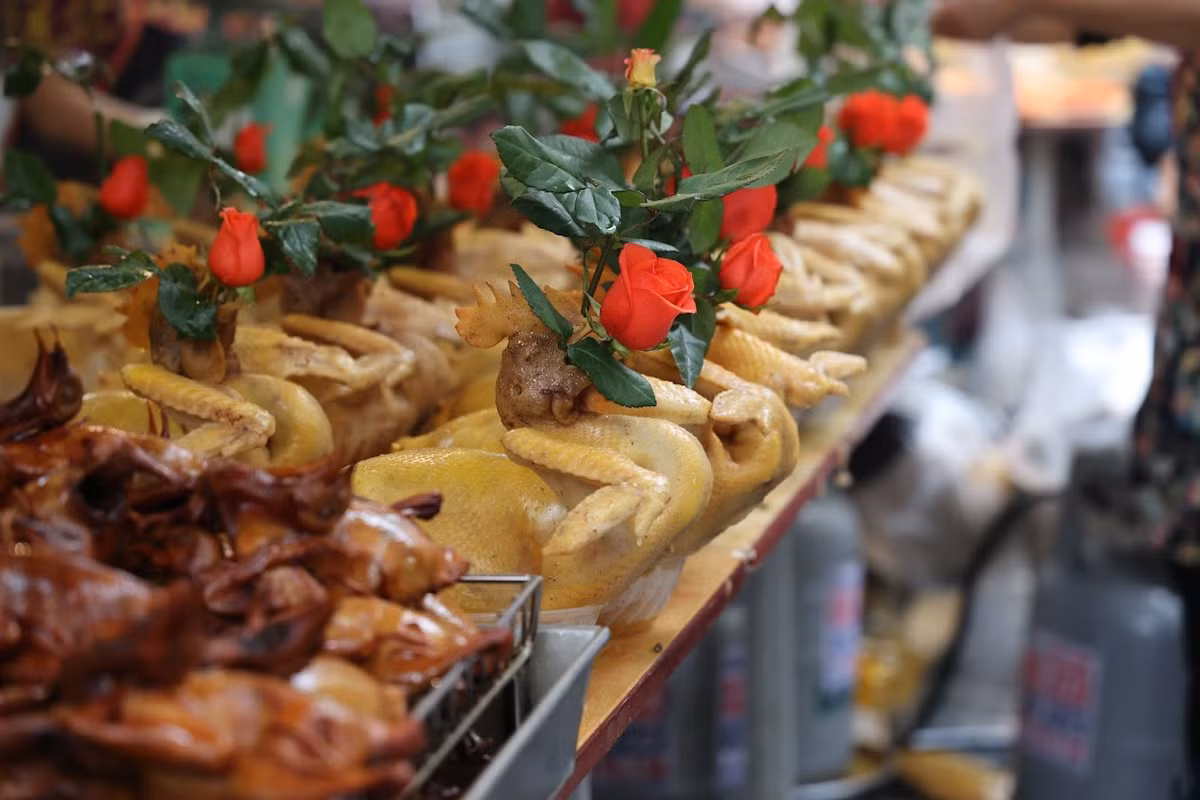 Vào những ngày Tết, mặt hàng bán chạy nhất là gà lễ. Mỗi cửa hàng bán ra khoảng vài trăm con gà trống, thậm chí khách còn phải tranh nhau để chọn gà đẹp.