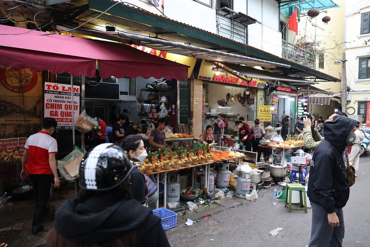 Gà lễ luộc sẵn, cắm hoa hồng chỉn chu chờ khách đưa về nhà.