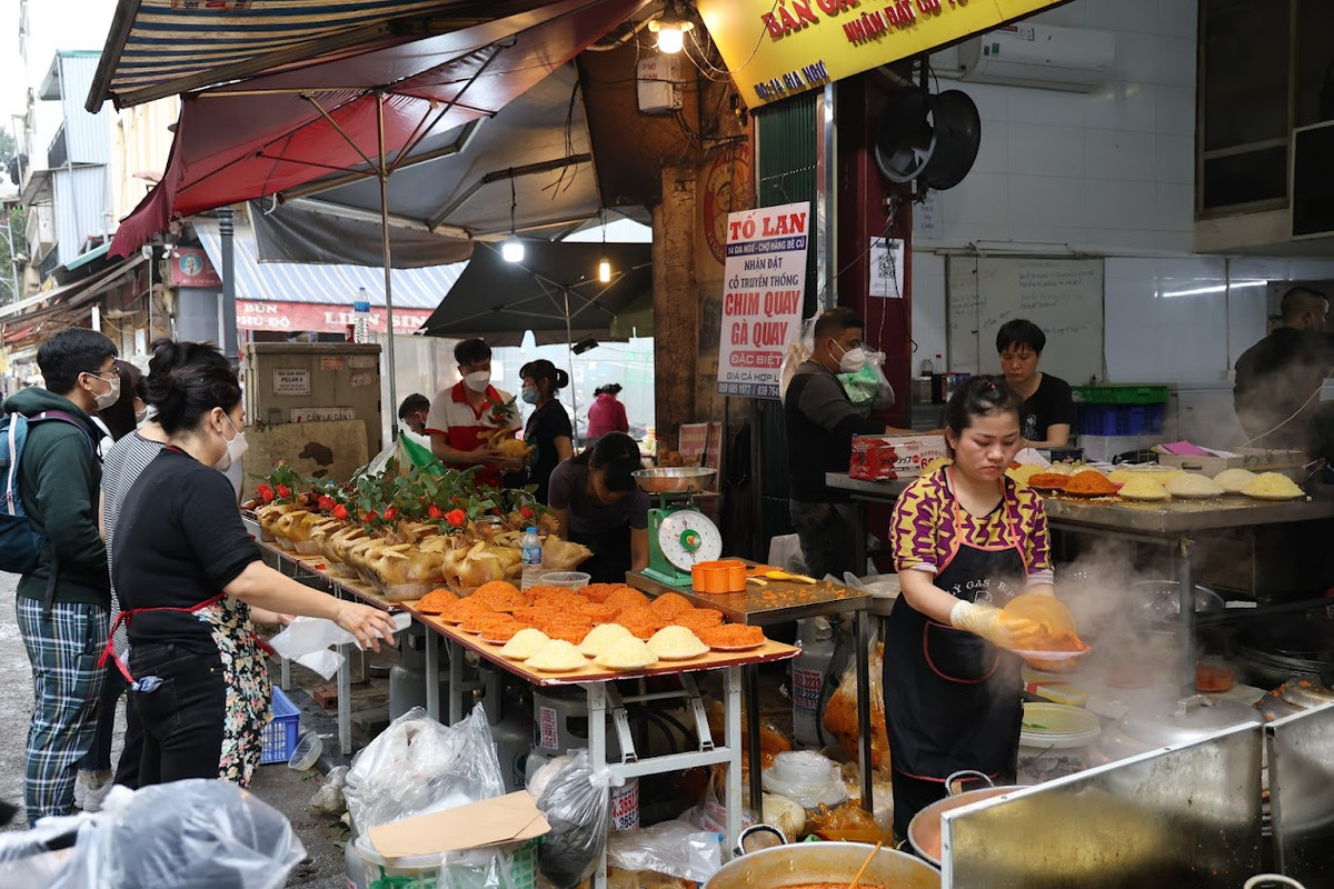 "Gà cúng ngậm hoa hồng" bán ở chợ Hàng Bè đã tạo nên thương hiệu. Để mua được con gà cúng như ý, nhiều người đã có mặt tại các cửa hàng từ rất sớm.