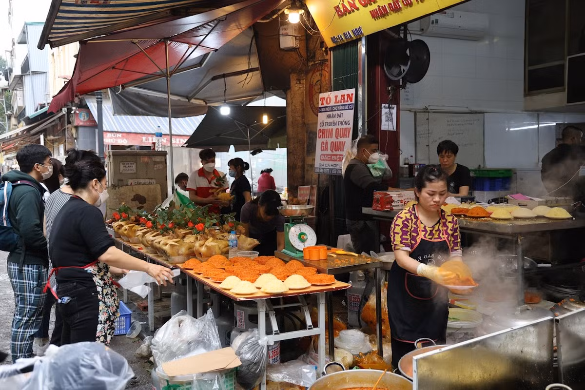 "Gà cúng ngậm hoa hồng" bán ở chợ Hàng Bè đã tạo nên thương hiệu. Để mua được con gà cúng như ý, nhiều người đã có mặt tại các cửa hàng từ rất sớm.