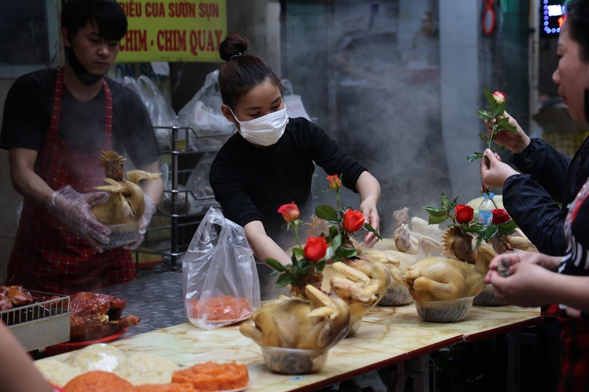 Theo ghi nhận của PV từ sáng sớm ngày 31/1 (29 tháng Chạp) tại chợ Hàng Bè tấp nập người mua gà về thắp hương tất niên.