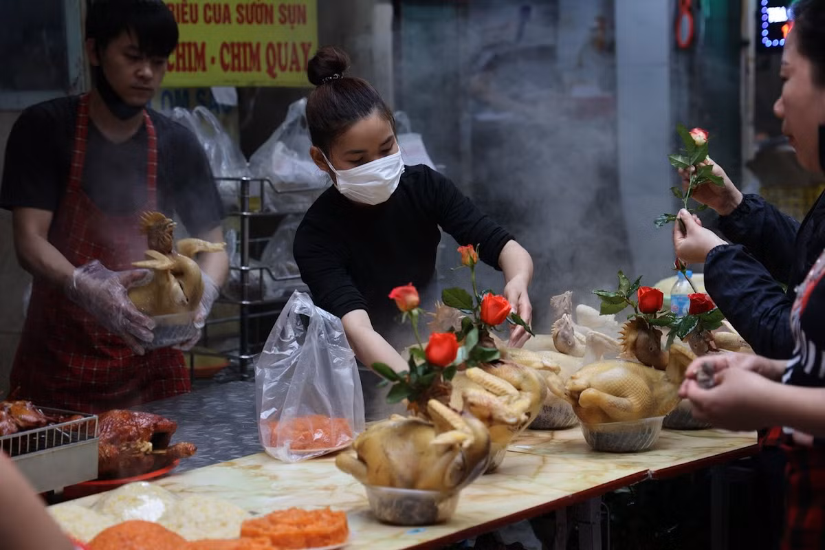 Theo ghi nhận của PV từ sáng sớm ngày 31/1 (29 tháng Chạp) tại chợ Hàng Bè tấp nập người mua gà về thắp hương tất niên.