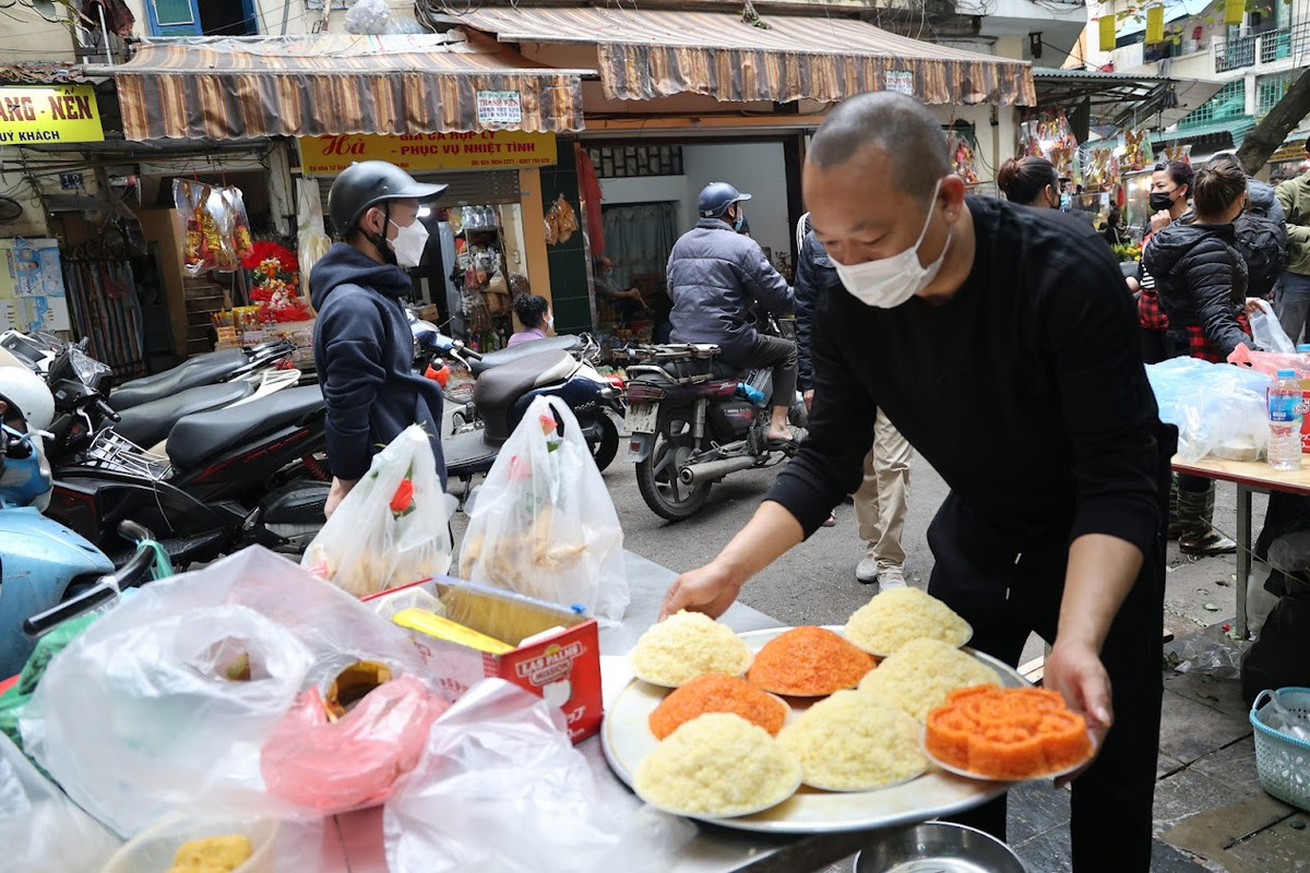 Ngoài gà ngậm hoa hồng, các cửa hàng còn bán thêm xôi, chim quay... phục vụ người dân cho mâm cúng tổ tiên dịp cuối năm.