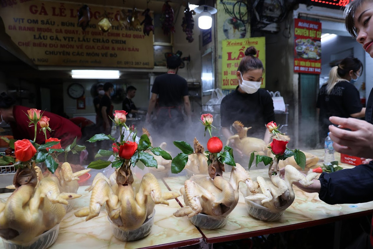 Giá "gà ngậm hoa hồng", đặc sản chợ Hàng Bè rơi vào từ 700.000 - 1 triệu đồng/con.