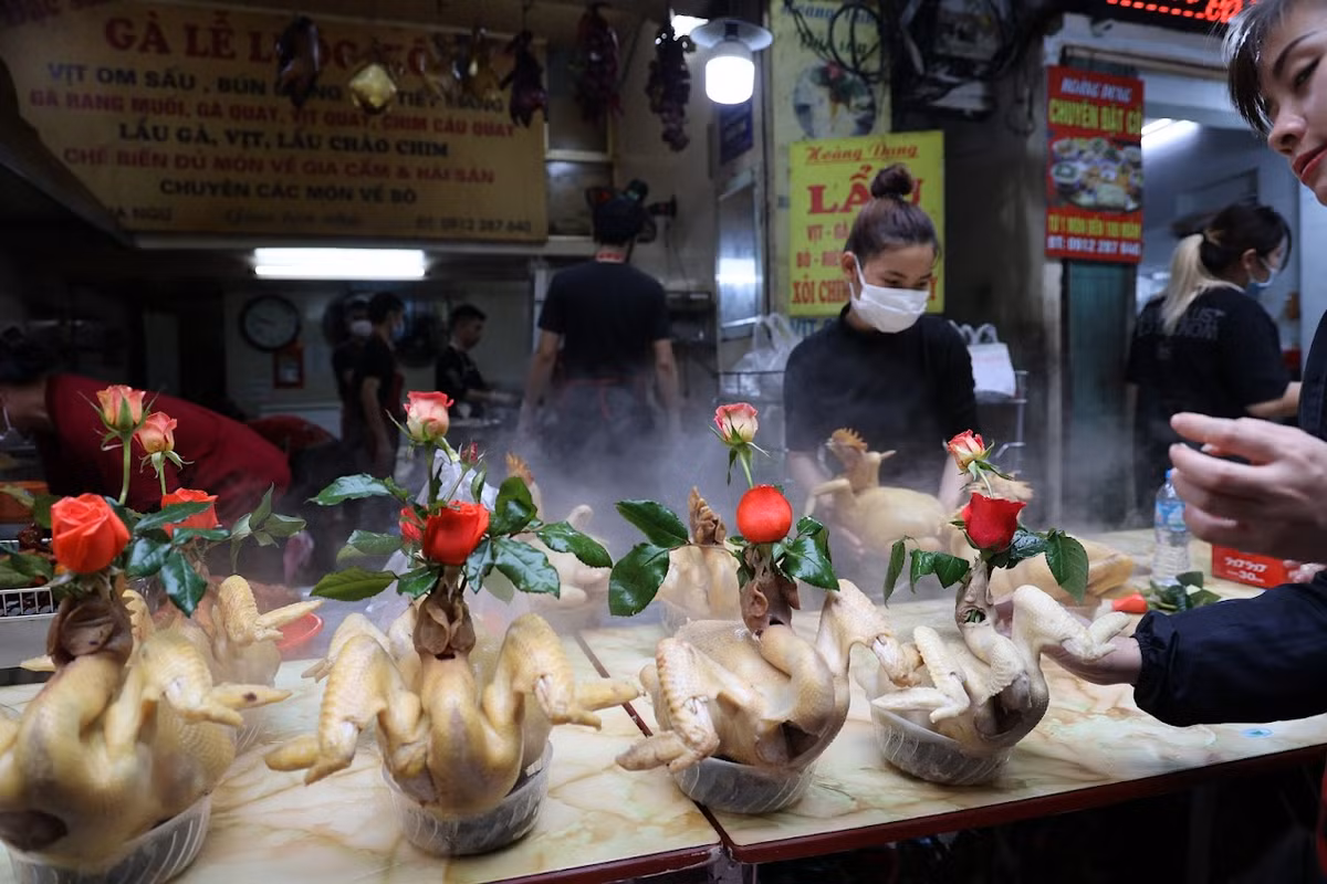 Giá "gà ngậm hoa hồng", đặc sản chợ Hàng Bè rơi vào từ 700.000 - 1 triệu đồng/con.