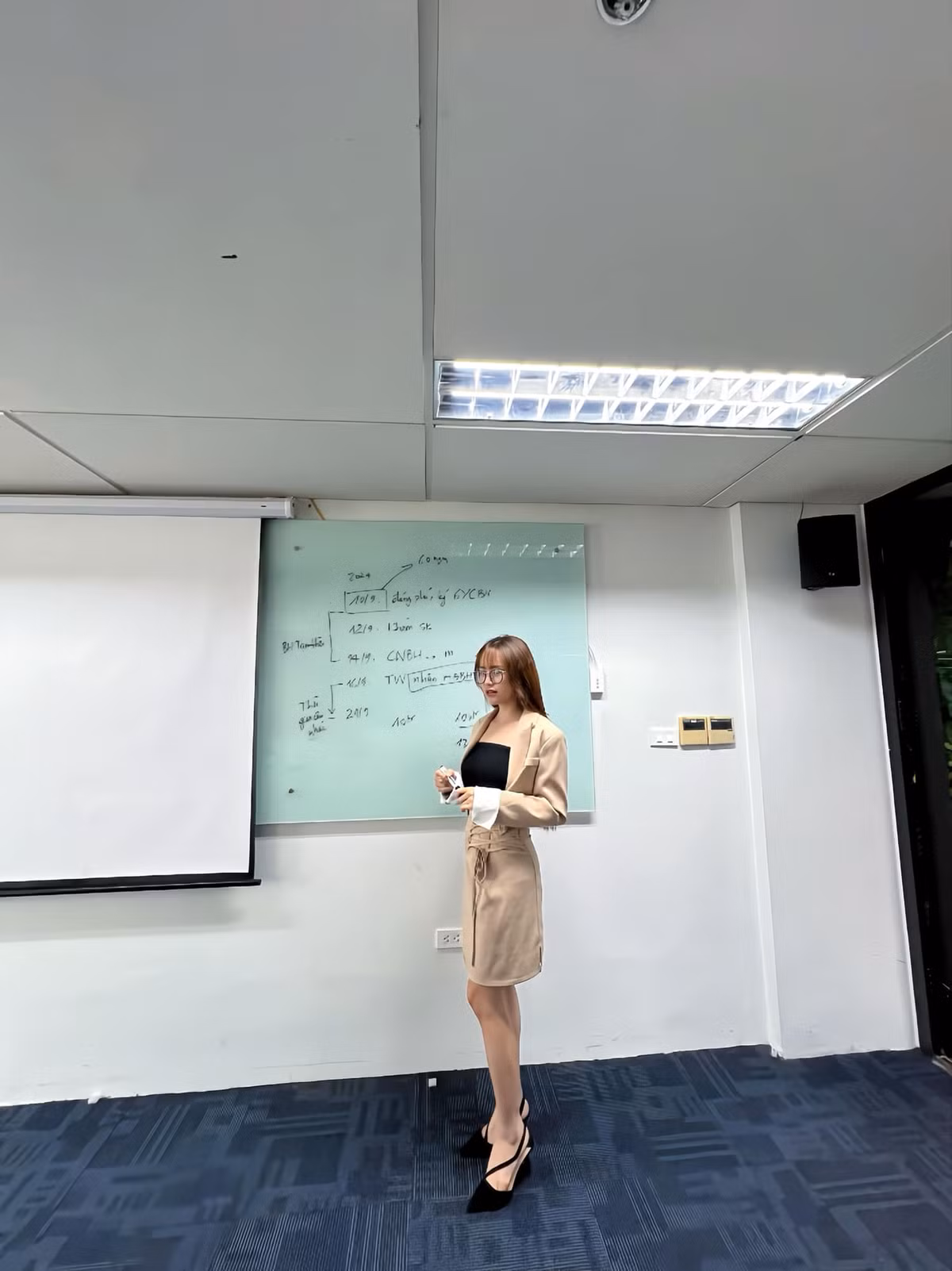 Biệt danh "gái lắm chiêu" không chỉ phản ánh khả năng sáng tạo không ngừng của Mai Linh Zuto mà còn thể hiện sự thông minh trong cách mà cô thu hút và giữ chân người xem.