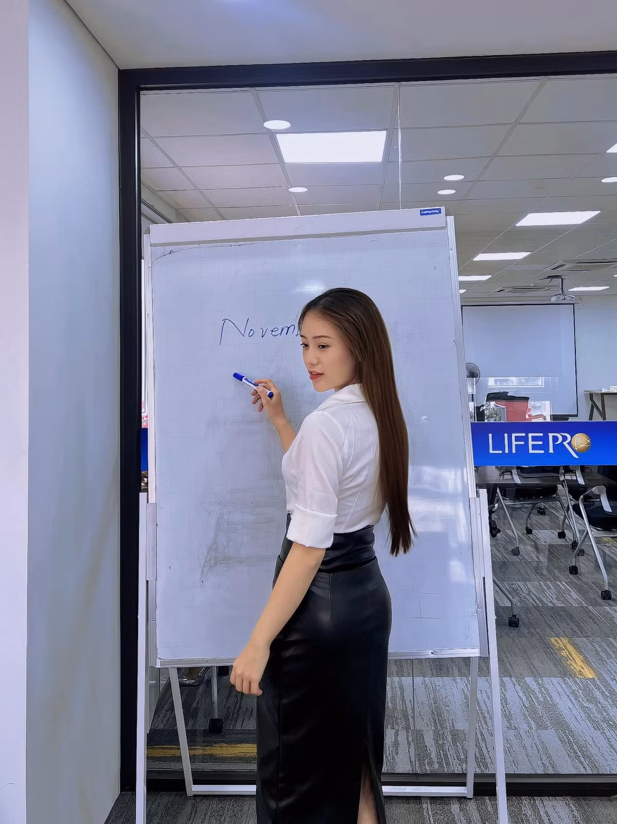 Tại đây, nữ streamer mạnh dạn "thách thức" fan, vừa tạo sự tò mò rằng: "Ai quay ngược màn hình thì đi bằng đầu nhé".