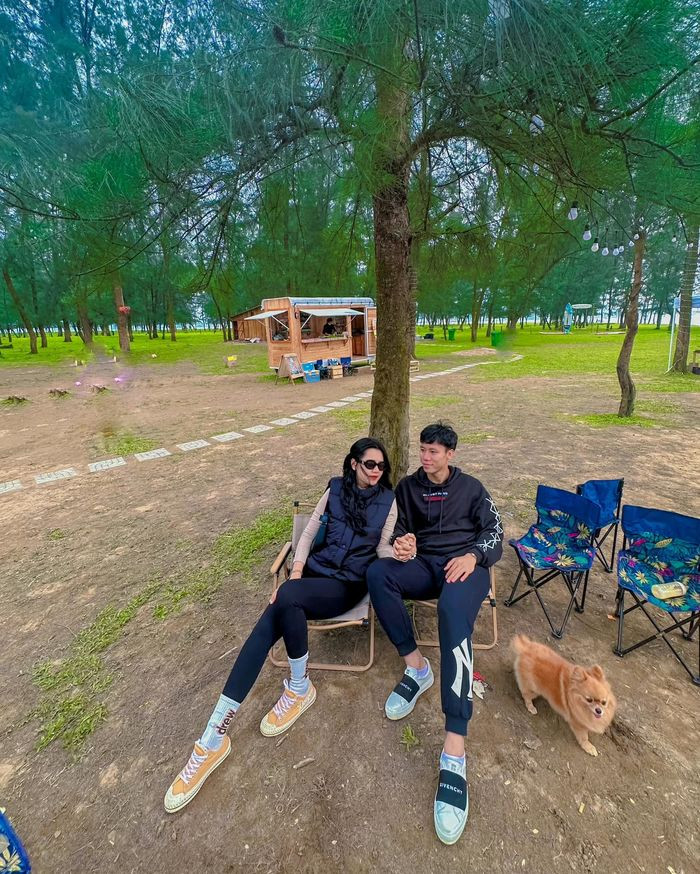 Quế Ngọc Hải và vợ Dương Thuỳ Phương đã có gần 6 năm về chung một nhà. Trước khi có được gia đình nhỏ hạnh phúc như hiện tại, chàng trung vệ điển trai tuyển Việt Nam đã từng "mặt dày" hơn 2 năm để theo đuổi vợ.