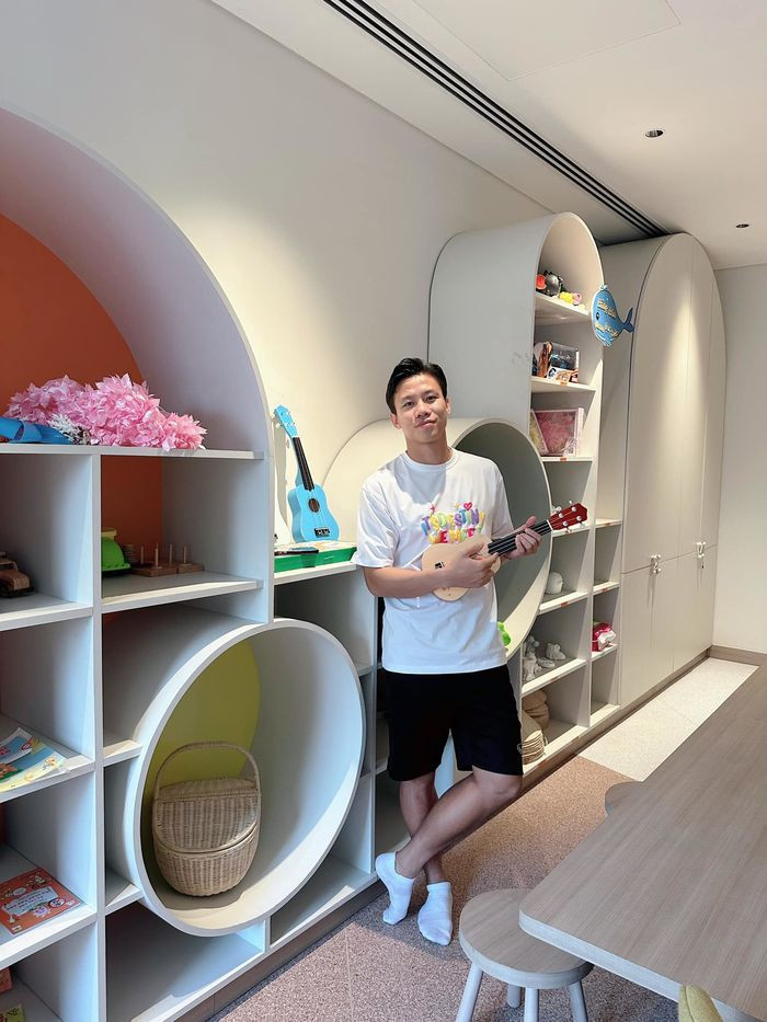 Thời gian gần đây, trung vệ sinh năm 1993 của đội tuyển Việt Nam đang có khoảng thời gian gần gũi bên gia đình, nhiều khoảnh khắc của nam trung vệ được vợ hoa khôi đăng tải khiến dân tình cười không khỏi phấn khích.