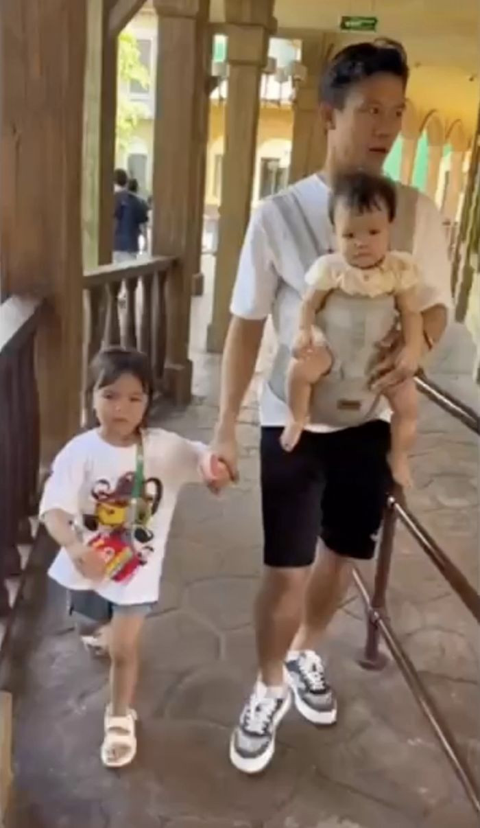 Là tấm chắn thép an toàn ở nơi hàng thủ, mạnh mẽ và máu lửa mỗi khi ra sân là thế nhưng Quế Ngọc Hải lại chuẩn ông bố bỉm của năm, chuẩn người chồng lý tưởng của gia đình.