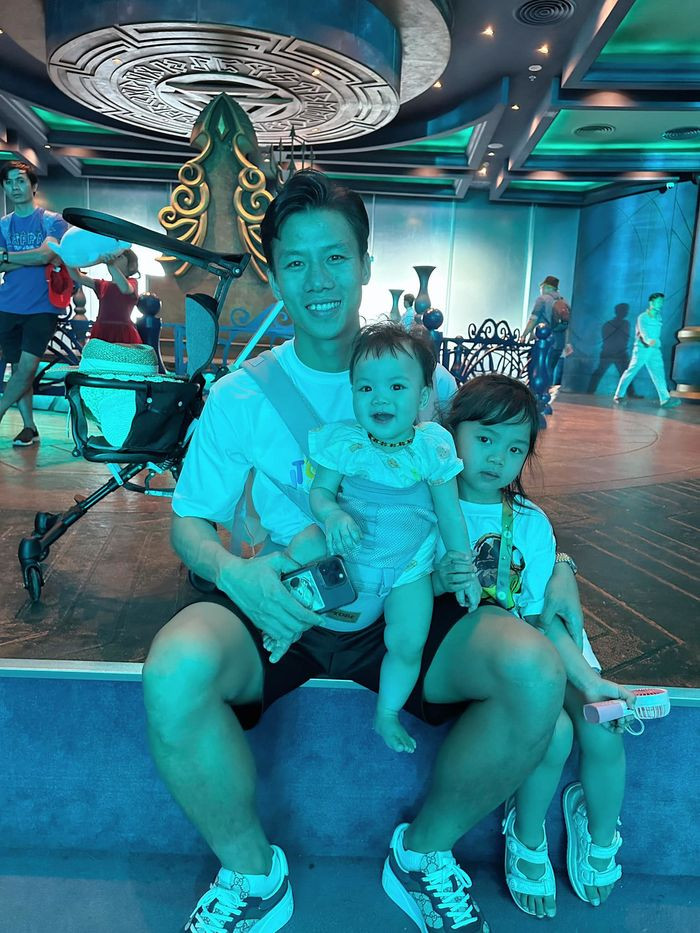 Quế Ngọc Hải có dịp ở cạnh gia đình khá lâu vì V-League tạm ngừng thi đấu. Chàng trung vệ tranh thủ đưa vợ hoa khôi và hai công chúa nhỏ đi du lịch tại Phú Quốc.