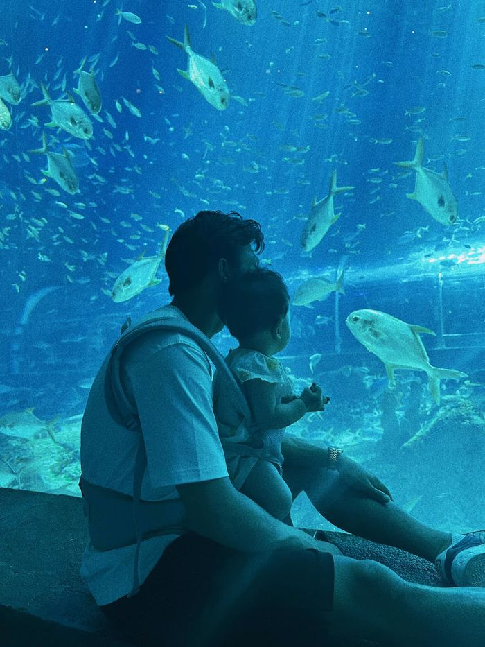 Cách đây không lâu, vợ Quế Ngọc Hải vừa có động thái đáng chú ý khi đăng tải hình ảnh chồng cầu thủ cùng hai con nhỏ với nội dung như sau: "Chồng em đi từ cổng chào Nam Lê Lợi, cách nhà em tầm 100m, bảo đang về mà 30 phút rồi chưa thấy đâu. Khi đi mang áo đen, quần đen. Ai thấy chồng em ở đâu báo tin giúp gia đình. Em chân thành cảm ơn". Chứng kiến dòng trạng thái tìm chồng, dân tình không khỏi bật cười trước độ dỉ dỏm, hài hước của cặp vợ chồng này.