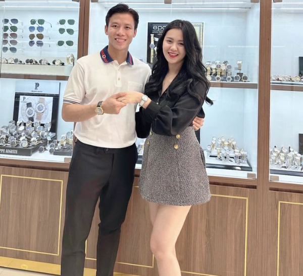 Cựu đội trưởng đội tuyển Việt Nam từng chia sẻ mình phải mất hơn 3 lần bị từ chối mới có thể thành công chinh phục được vợ. Khi đó, Quế Ngọc Hải được một người bạn rủ đến trường Đại học Vinh để xem cuộc thi Hoa hậu. Tại đi, định mệnh đã xuất hiện khi nam cầu thủ trúng phải tiếng sét ái tình của Thuỳ Phương – Nàng hoa khôi khi đó và là vợ hiện tại của mình.