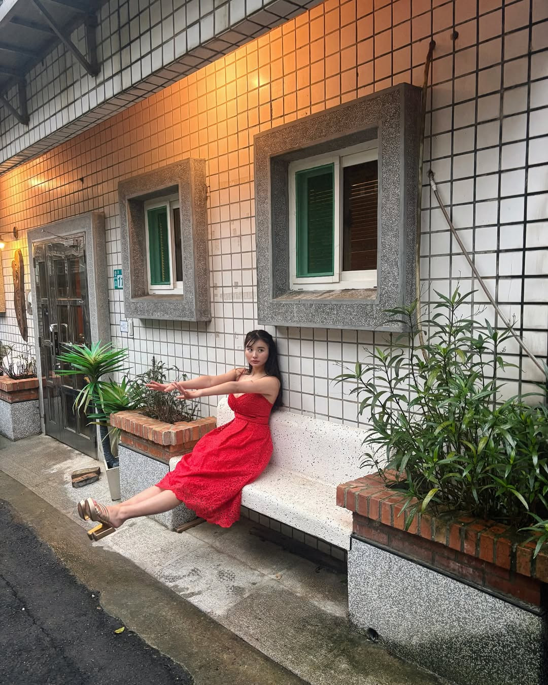 Được biết, nàng hot girl sinh ngày 29/5/2003 và sở hữu số đo ba vòng 82/62/88 khá gợi cảm.