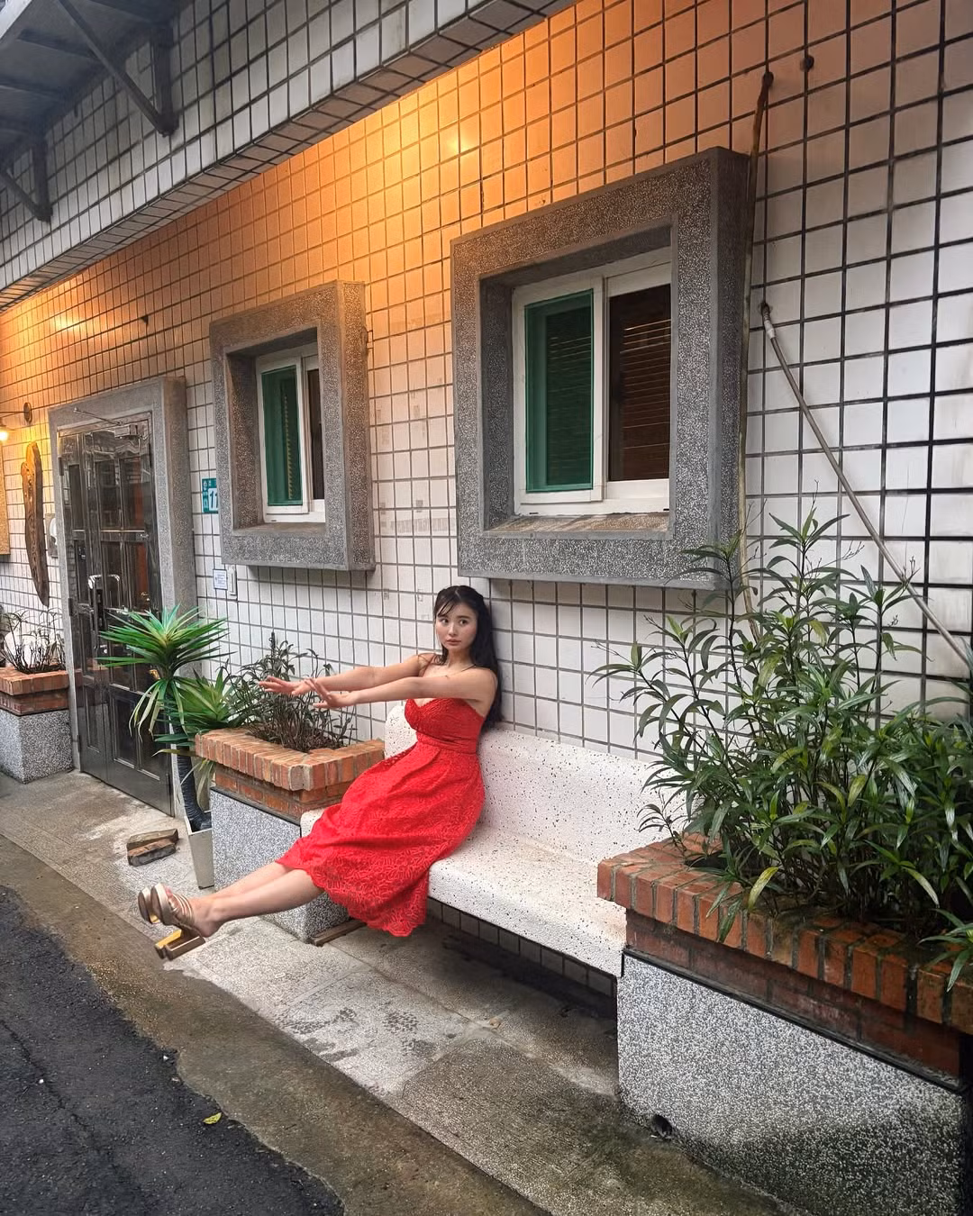 Được biết, nàng hot girl sinh ngày 29/5/2003 và sở hữu số đo ba vòng 82/62/88 khá gợi cảm.