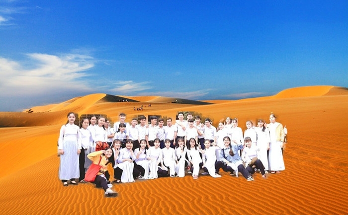 Dạo một vòng quanh mạng xã hội, mới thấy chụp ảnh kỷ yếu theo phong cách "vòng quanh thế giới" này đang được rất nhiều lớp ưa chuộng sử dụng.