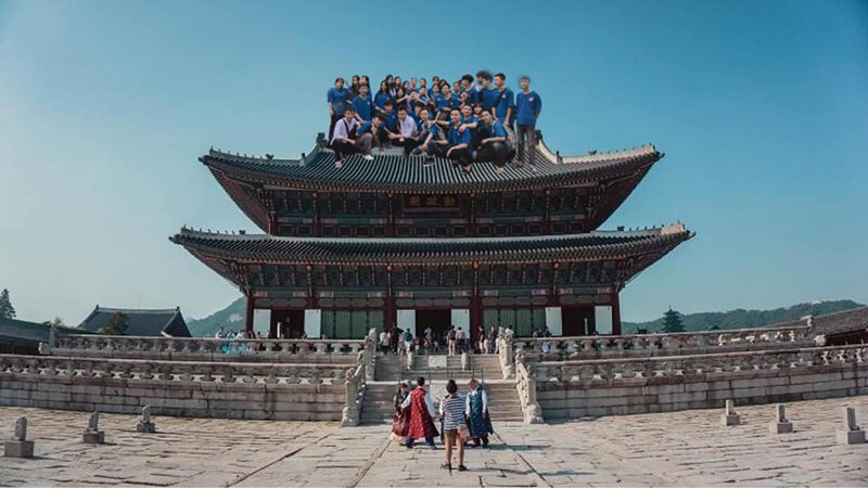 Cụ thể, mới đây trên fanpage Trường nhà người ta, một số bạn học sinh đã đăng tải cách chụp ảnh kỷ yếu cực sáng tạo. Chỉ bằng 1 tấm ảnh chụp ảnh của cả lớp và ngón nghề photoshop đơn giản đã cho ra đời những bức ảnh xem cười chảy nước mắt.