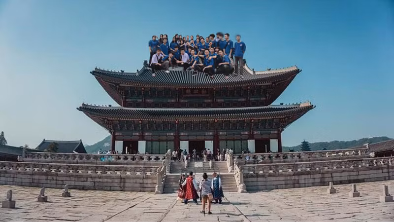 Cụ thể, mới đây trên fanpage Trường nhà người ta, một số bạn học sinh đã đăng tải cách chụp ảnh kỷ yếu cực sáng tạo. Chỉ bằng 1 tấm ảnh chụp ảnh của cả lớp và ngón nghề photoshop đơn giản đã cho ra đời những bức ảnh xem cười chảy nước mắt.