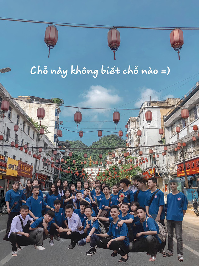 Giãn cách xã hội, nghỉ học tránh dịch đã khiến học sinh cuối cấp không thể có được bộ ảnh kỷ yếu trọn vẹn lưu giữ kỷ niệm, hay những buổi đi chơi xa thắt chặt tình bè bạn như những thế hệ anh, chị đi trước. Nhưng mới đây, các bạn trẻ đã có cách giải quyết theo đúng tính chất "thứ ba học trò" của mình.