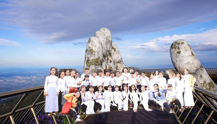 Cùng với những bức ảnh kỷ yếu bá đạo này, dàn học sinh cũng khẳng định thêm chắc nịch cho slogan: "Đi đâu không quan trọng, miễn là mình bên nhau".