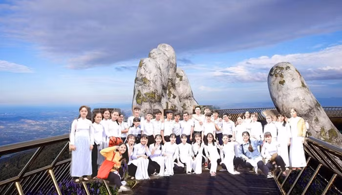 Cùng với những bức ảnh kỷ yếu bá đạo này, dàn học sinh cũng khẳng định thêm chắc nịch cho slogan: "Đi đâu không quan trọng, miễn là mình bên nhau".