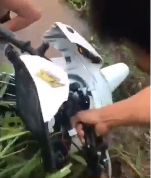 "Chẳng hiểu sao giờ vẫn còn những người coi thường tính mạng đến vậy. May hôm nay có ngã nhưng còn nhẹ nhàng, chứ không thì hối không kịp" hay "Cần có biện pháp mạnh hơn với những thành phần thích bốc đầu xe ngoài đường đi thôi, nguy hiểm quá, nhỡ đâu lao vào người khác vô tội thì sao?"... là những bình luận dân mạng để lại dưới đoạn clip bốc đầu lỗi.