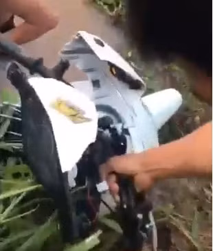 "Chẳng hiểu sao giờ vẫn còn những người coi thường tính mạng đến vậy. May hôm nay có ngã nhưng còn nhẹ nhàng, chứ không thì hối không kịp" hay "Cần có biện pháp mạnh hơn với những thành phần thích bốc đầu xe ngoài đường đi thôi, nguy hiểm quá, nhỡ đâu lao vào người khác vô tội thì sao?"... là những bình luận dân mạng để lại dưới đoạn clip bốc đầu lỗi.