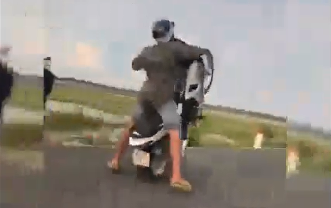 Cú ngã đau điếng sau màn bốc đầu xe máy khiến cả người và xe đều lấm lem đầy nước. Lúc sau, một vài thanh niên khác rất vui vẻ xuống tận nơi để giúp đỡ, vô cùng khó khăn để kéo phương tiện lên bờ.